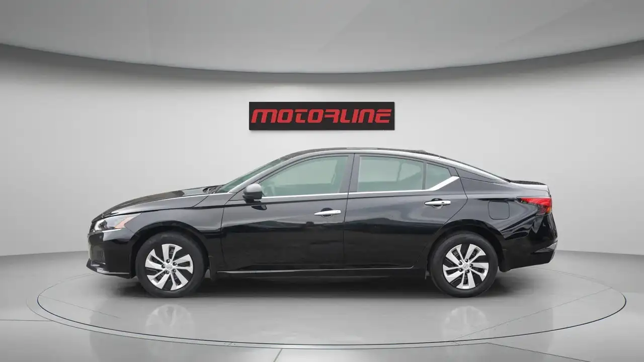 Nissan Altima снимка Nissan Altima
