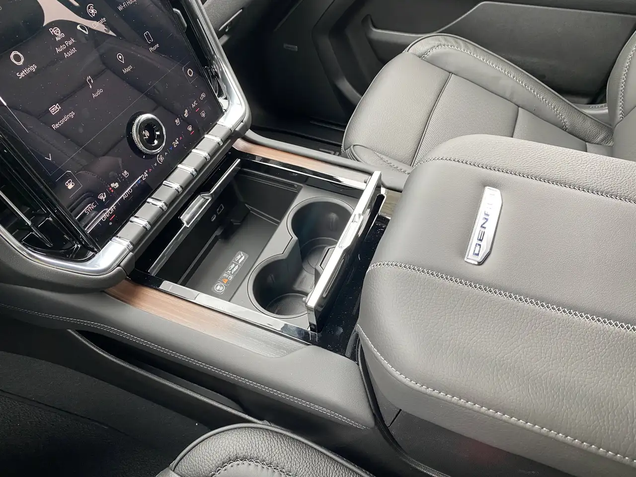 GMC Yukon снимка GMC Yukon