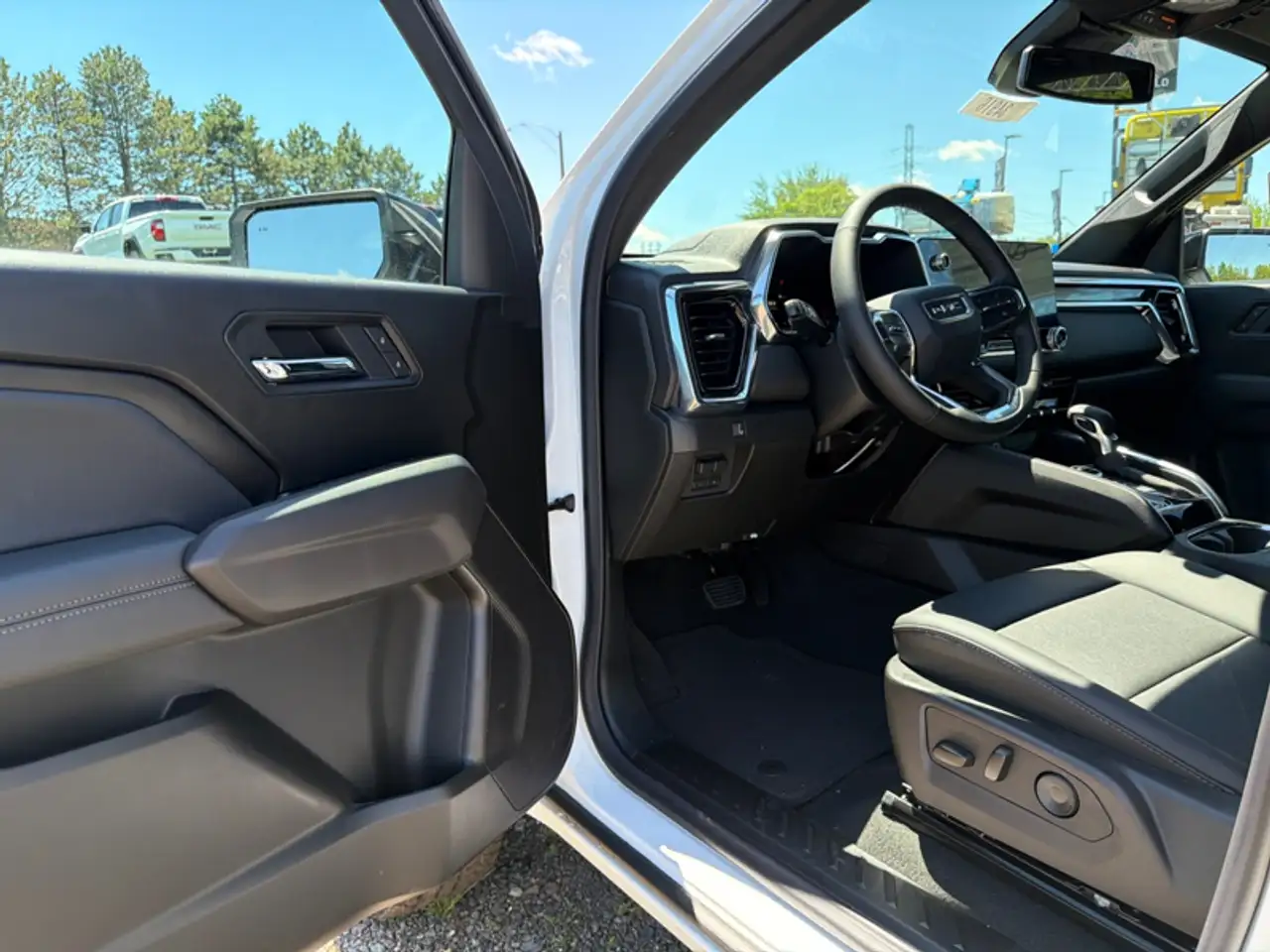 GMC Canyon photo GMC Canyon