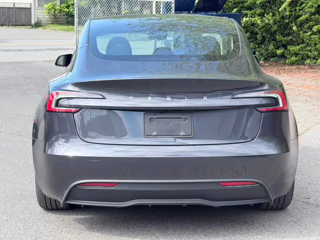 Tesla Model 3 снимка Tesla Model 3