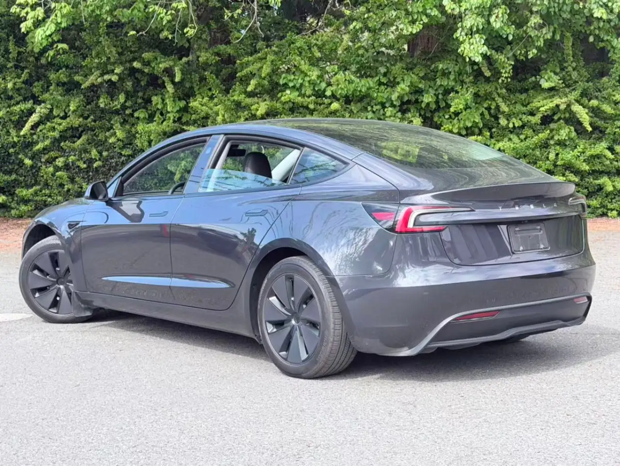 Tesla Model 3 снимка Tesla Model 3
