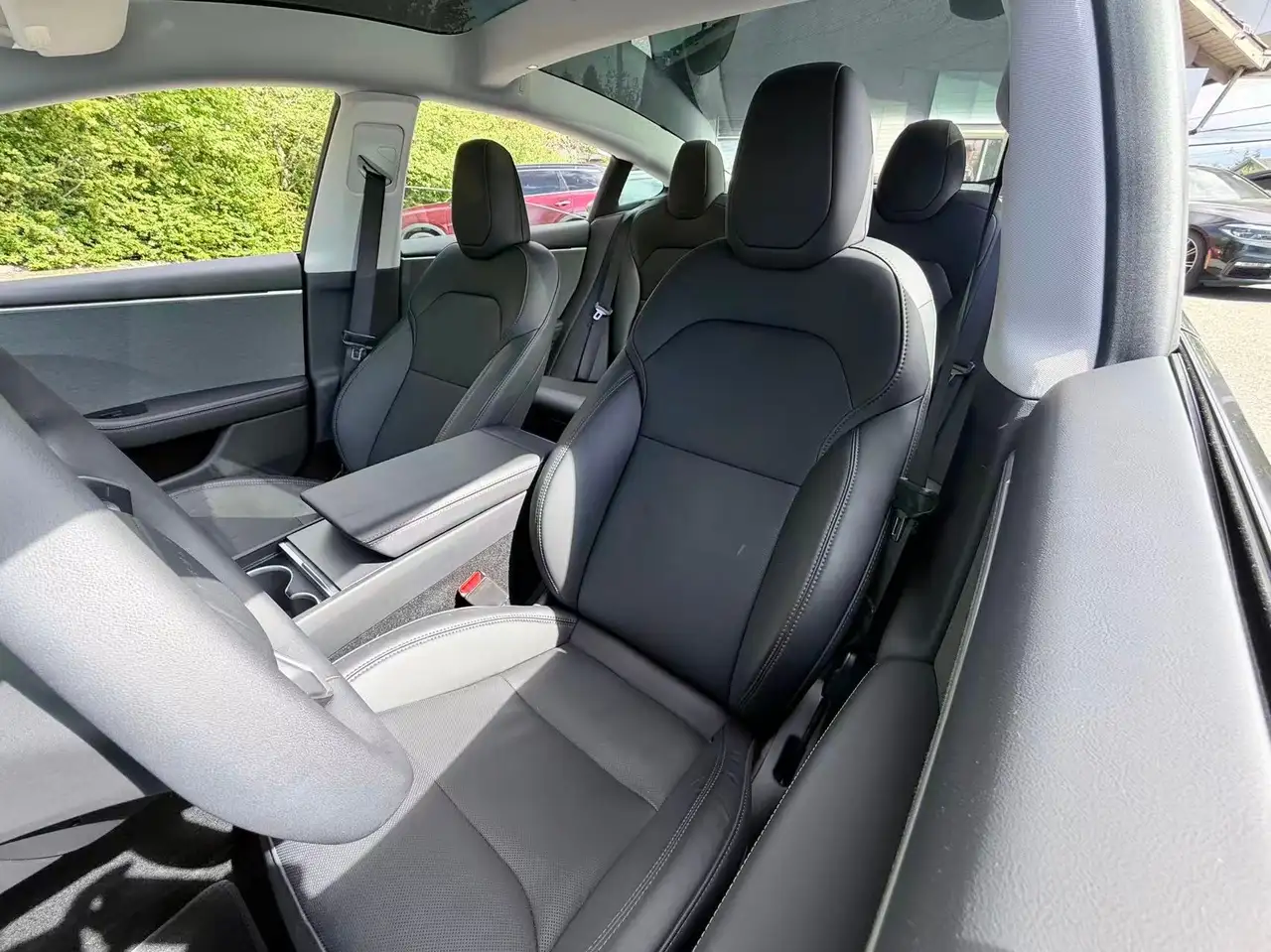 Tesla Model 3 снимка Tesla Model 3