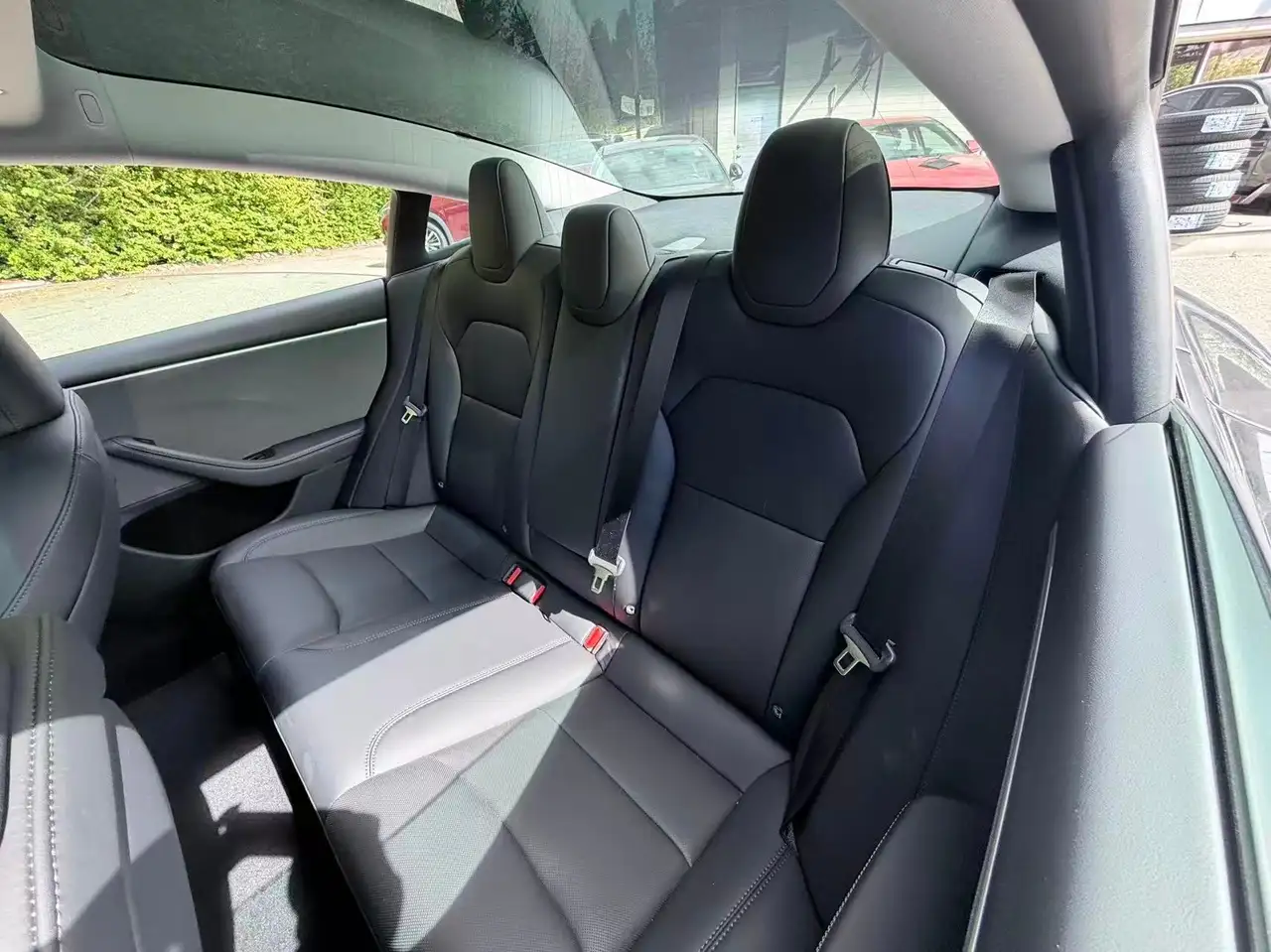 Tesla Model 3 снимка Tesla Model 3