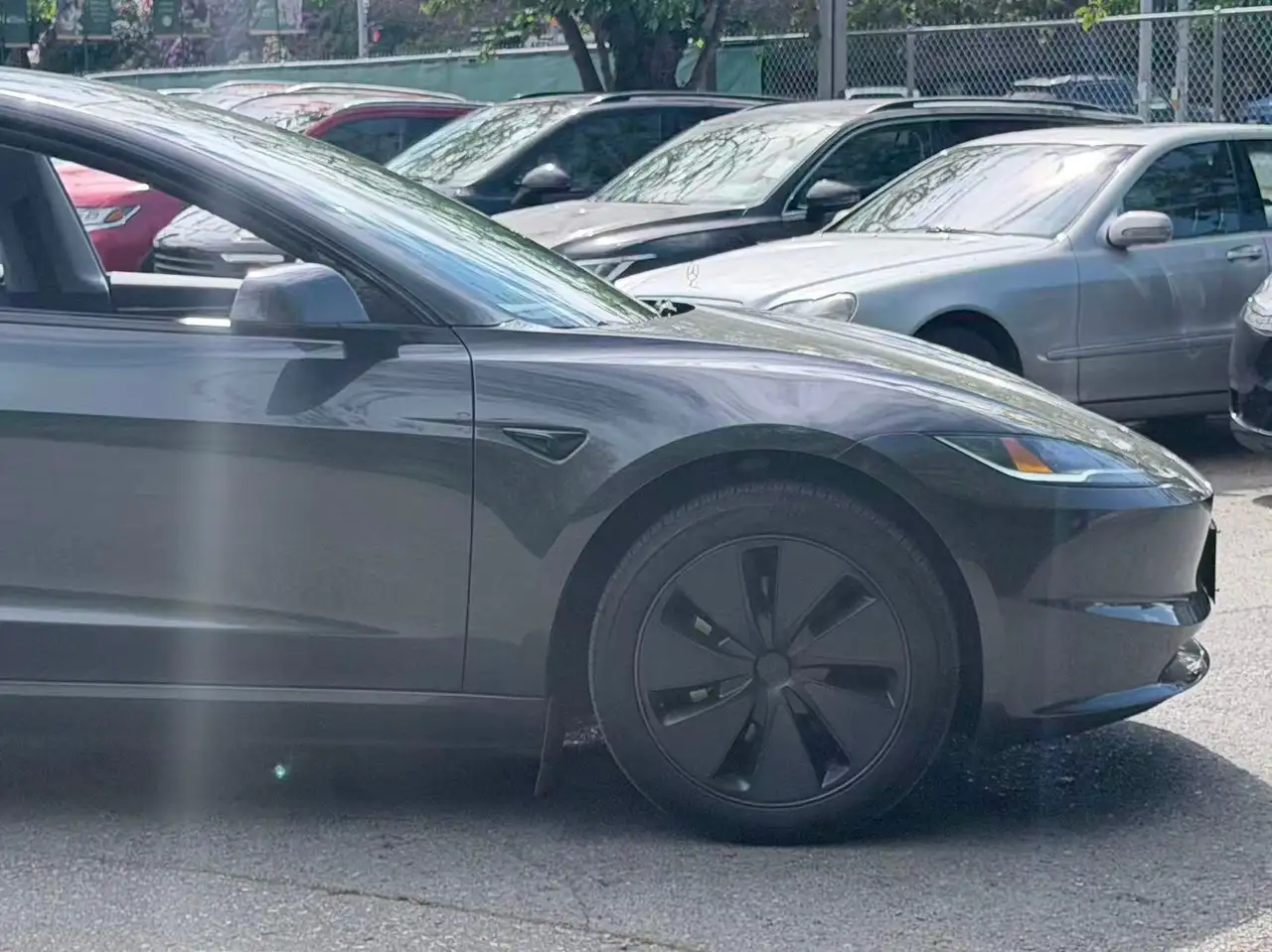 Tesla Model 3 снимка Tesla Model 3