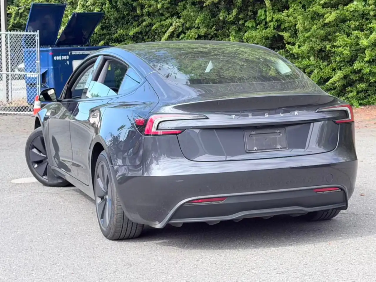 Tesla Model 3 снимка Tesla Model 3