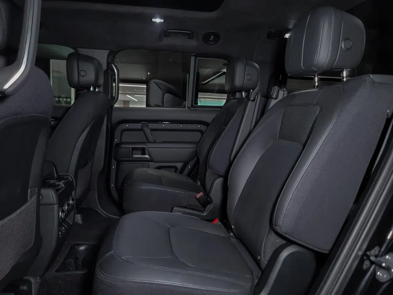 Land Rover Defender photo Land Rover Defender