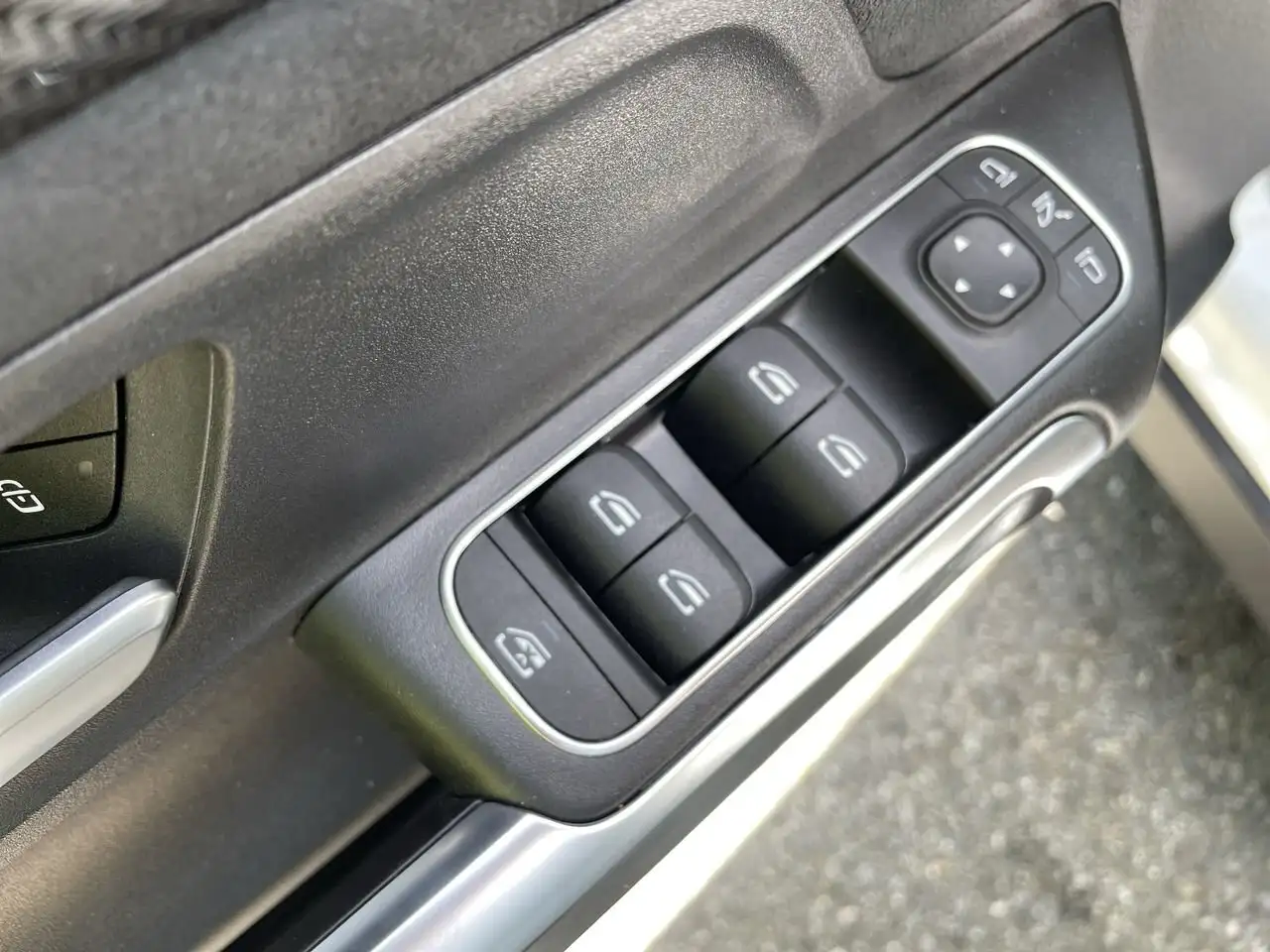 Mercedes-Benz GLB снимка Mercedes-Benz GLB