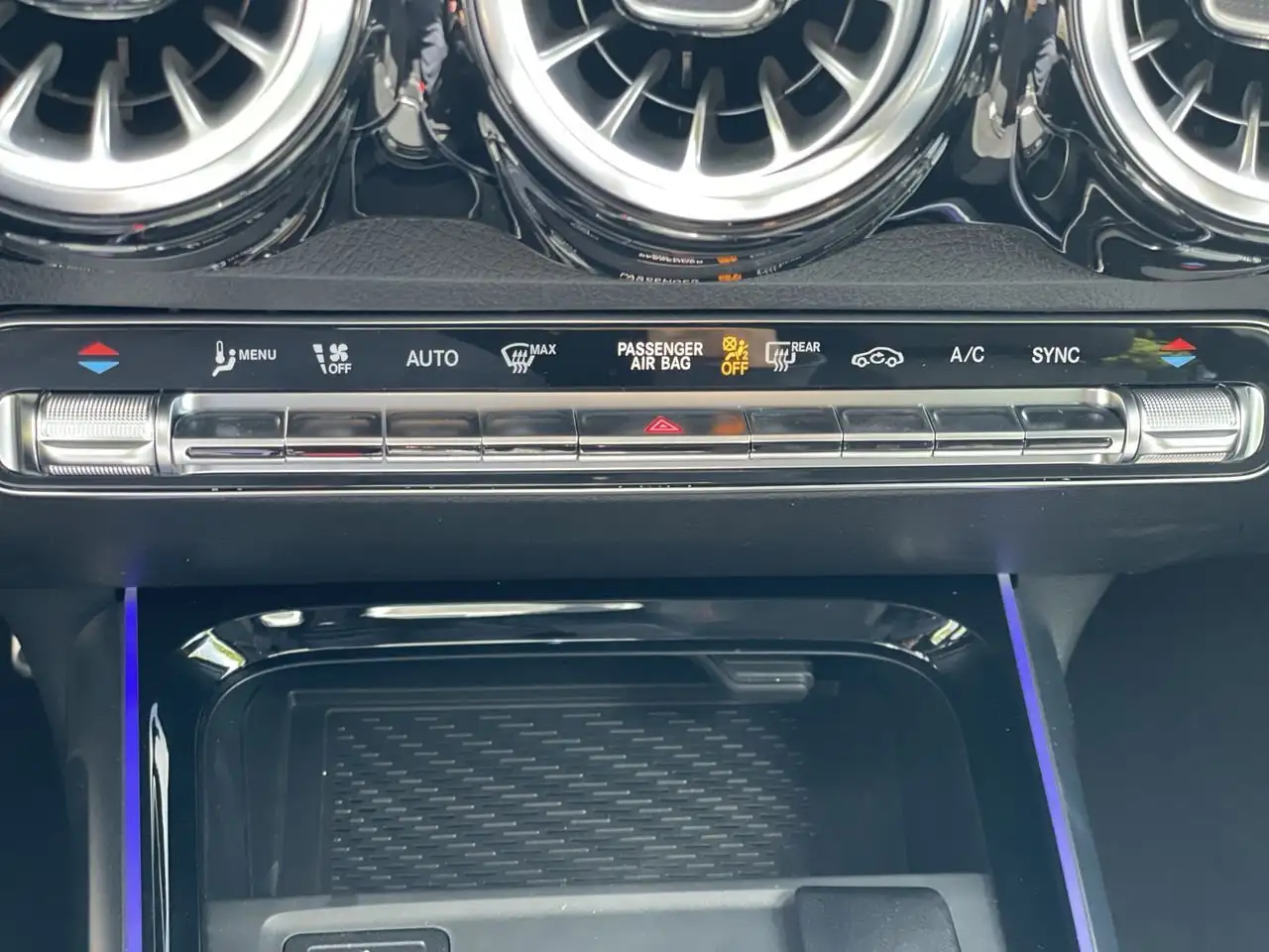 Mercedes-Benz GLB снимка Mercedes-Benz GLB
