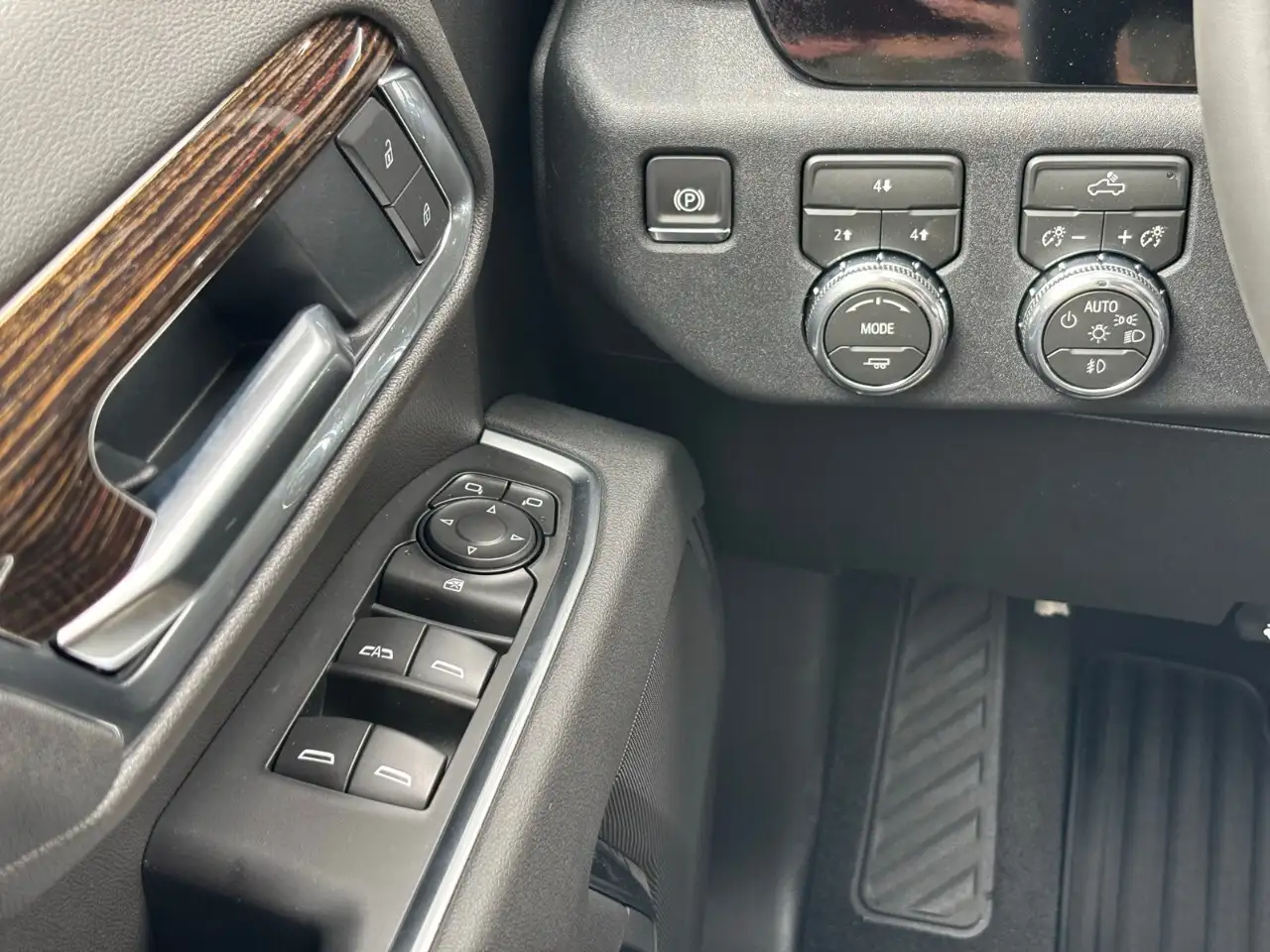 GMC Sierra 3500HD снимка GMC Sierra 3500HD