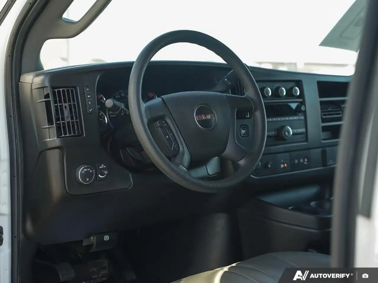 GMC Savana снимка GMC Savana