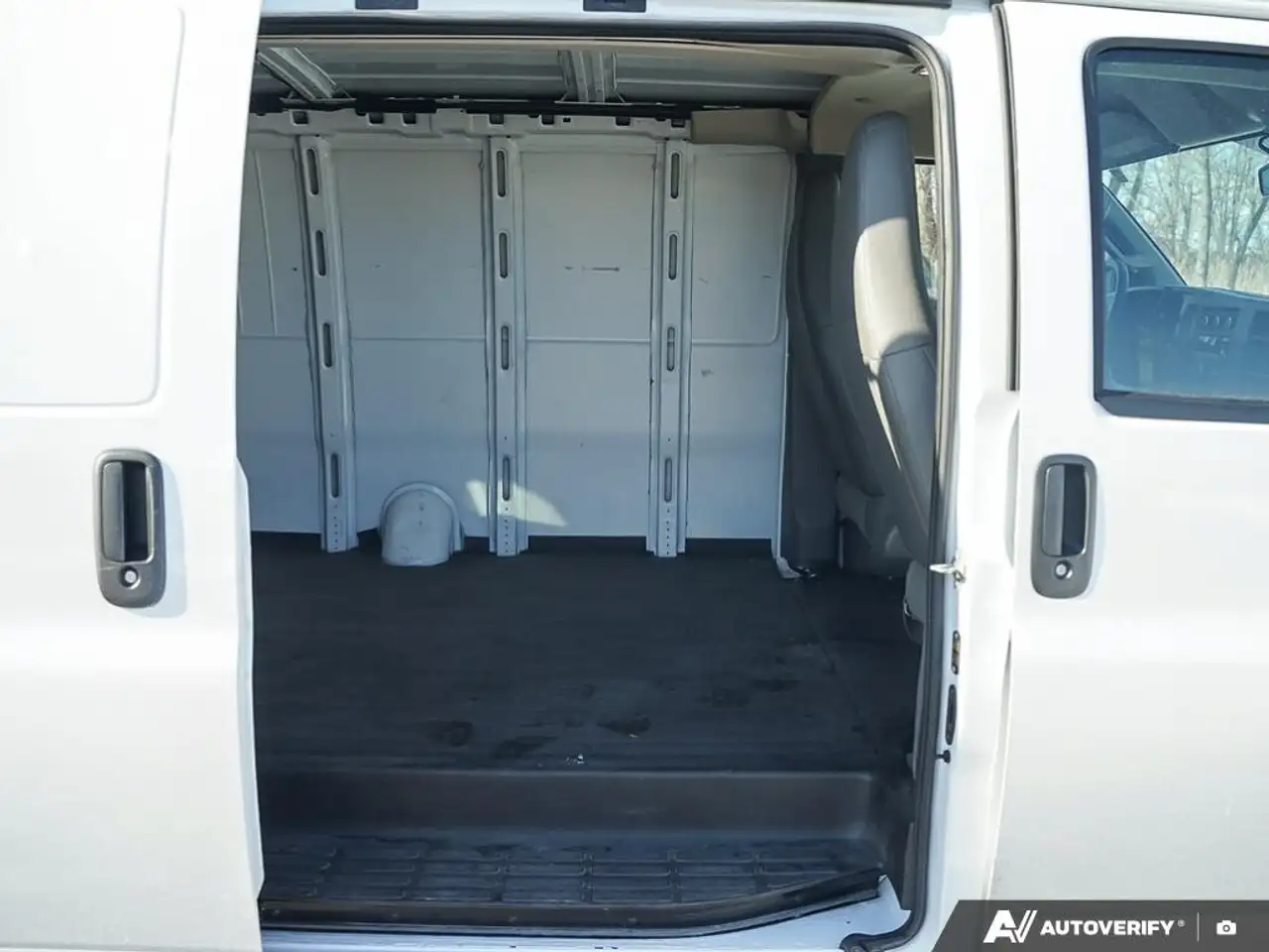 GMC Savana снимка GMC Savana