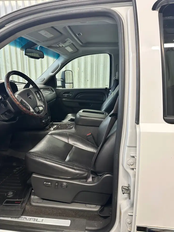 GMC Sierra 3500HD снимка GMC Sierra 3500HD