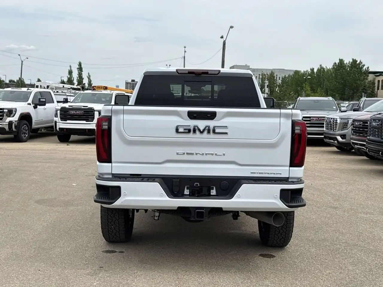 GMC Sierra 3500HD снимка GMC Sierra 3500HD