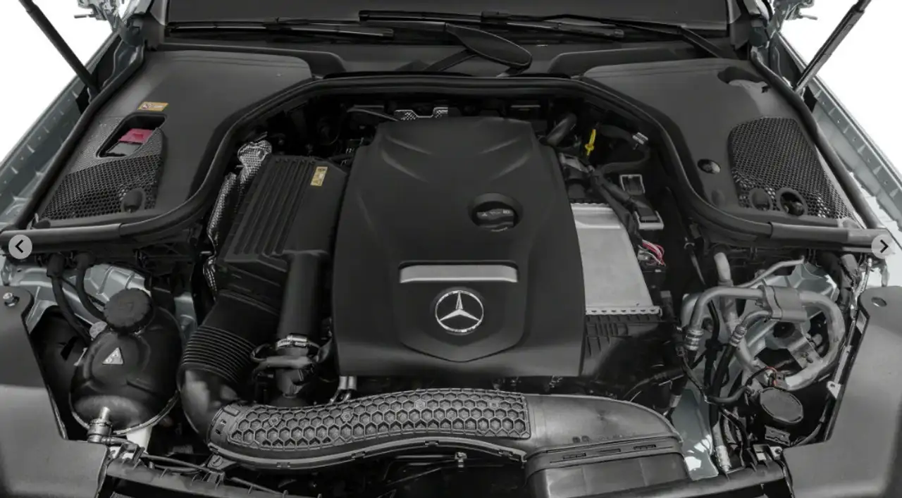 Mercedes-Benz E-Class снимка Mercedes-Benz E-Class
