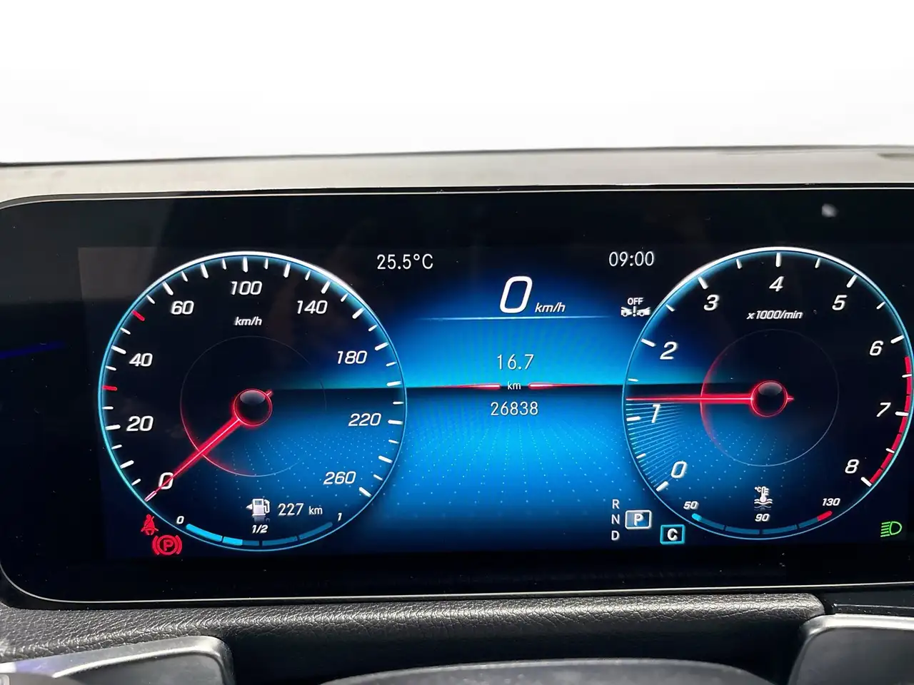 Mercedes-Benz GLB снимка Mercedes-Benz GLB