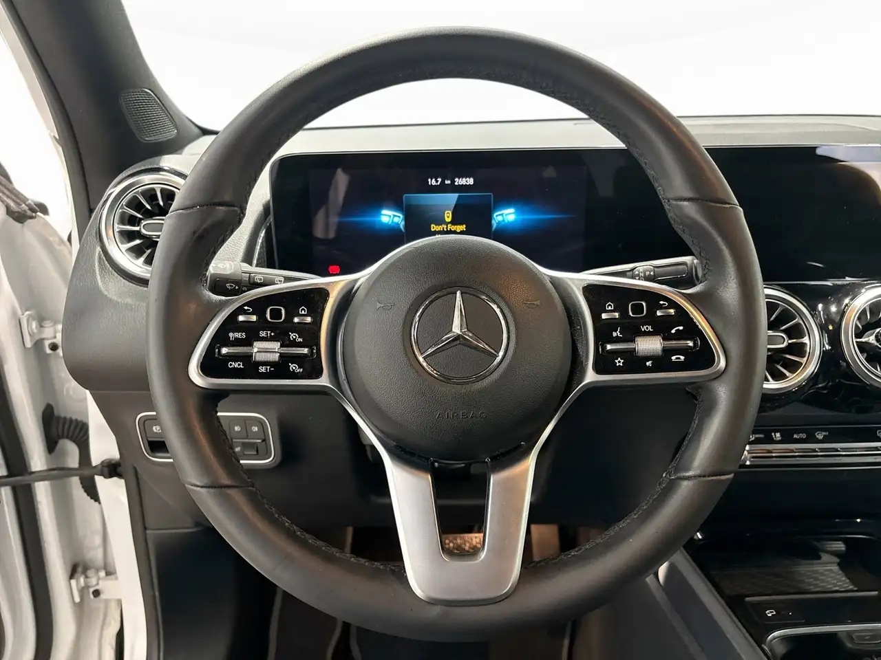 Mercedes-Benz GLB снимка Mercedes-Benz GLB