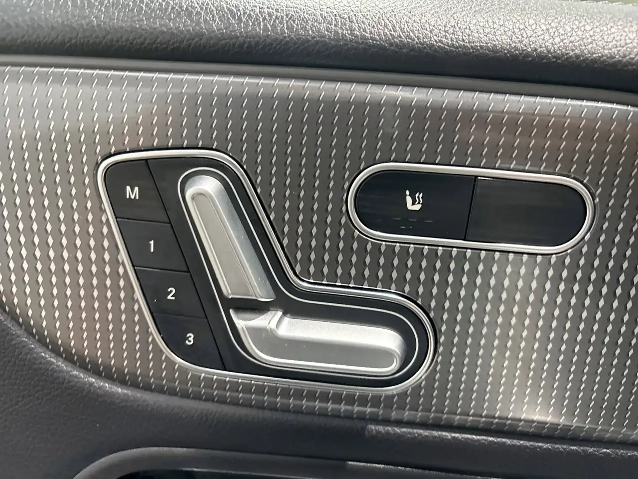 Mercedes-Benz GLB снимка Mercedes-Benz GLB