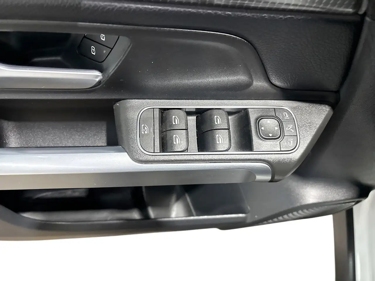 Mercedes-Benz GLB снимка Mercedes-Benz GLB