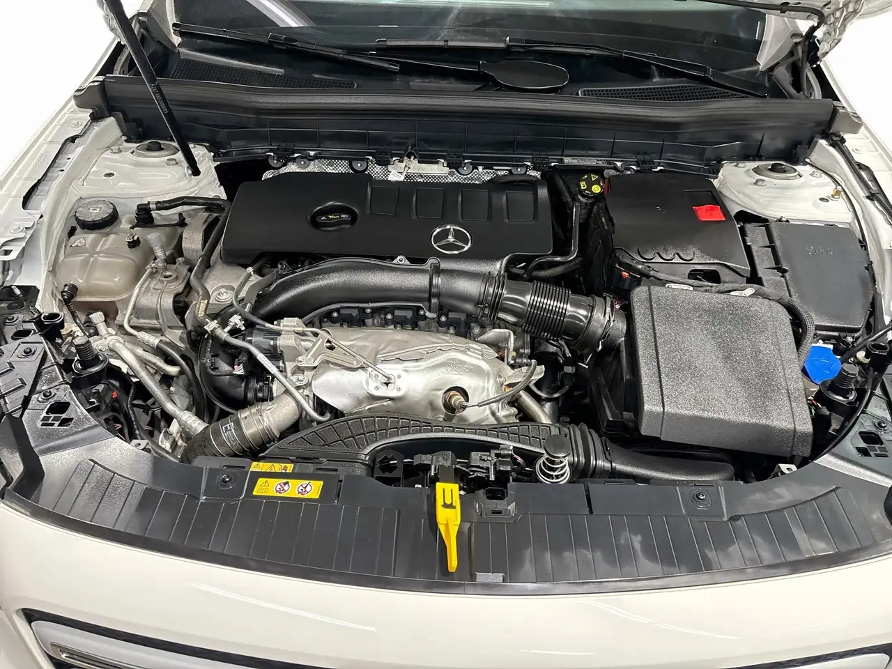 Mercedes-Benz GLB снимка Mercedes-Benz GLB