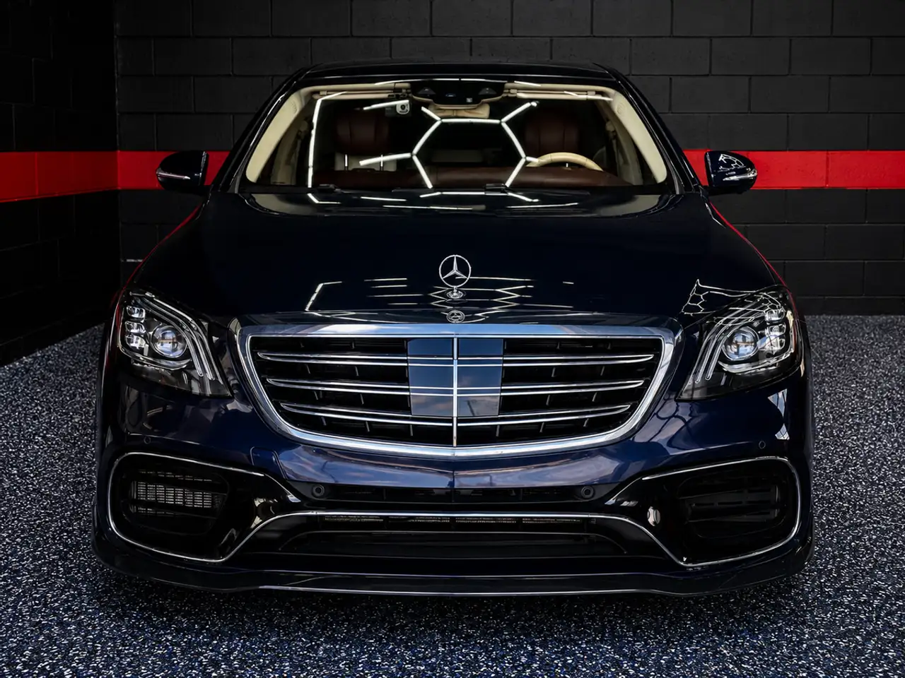 Mercedes-Benz S-Class снимка Mercedes-Benz S-Class
