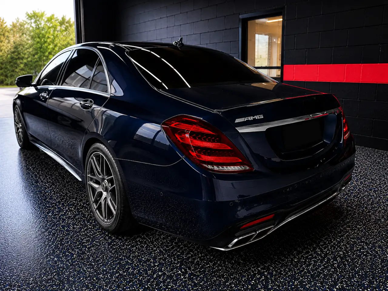 Mercedes-Benz S-Class снимка Mercedes-Benz S-Class