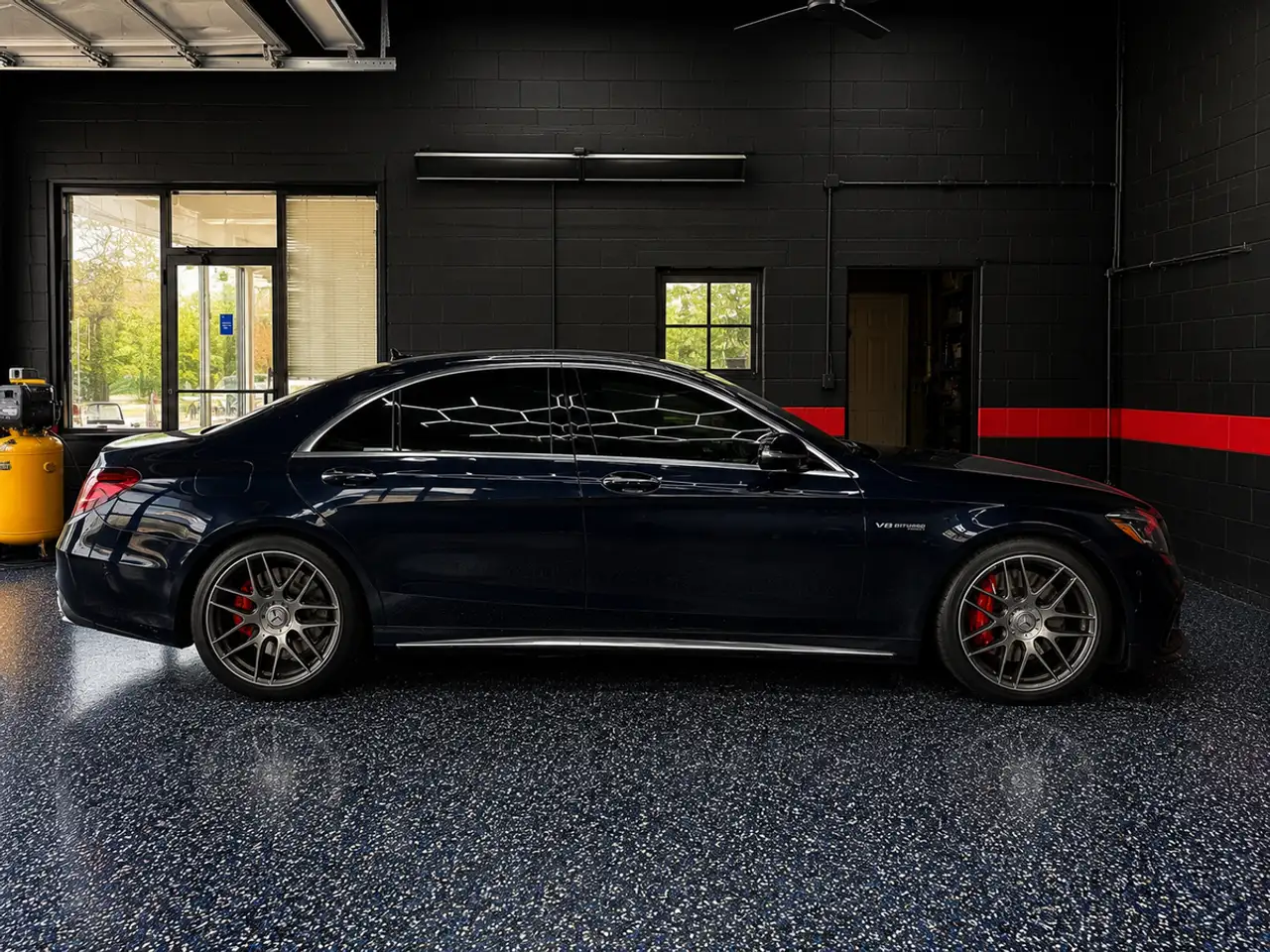 Mercedes-Benz S-Class снимка Mercedes-Benz S-Class