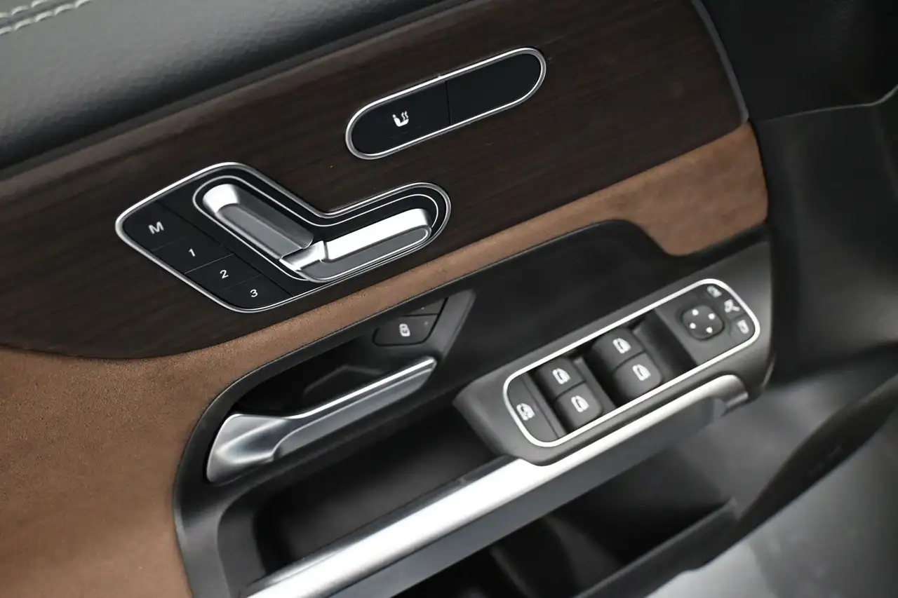 Mercedes-Benz GLB снимка Mercedes-Benz GLB
