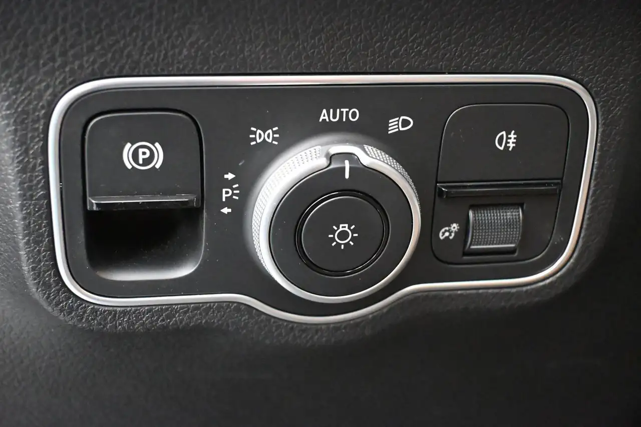 Mercedes-Benz GLB снимка Mercedes-Benz GLB