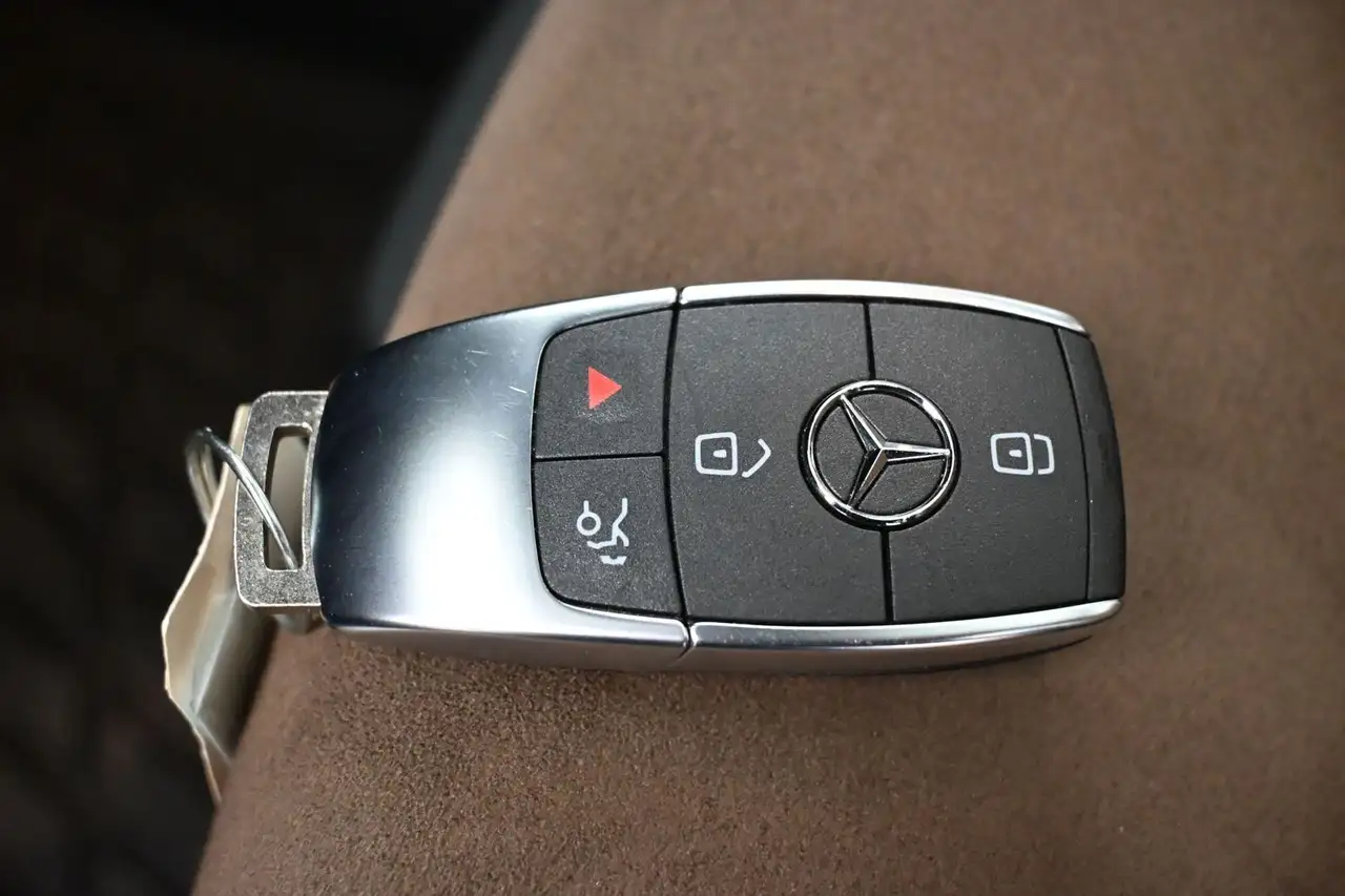 Mercedes-Benz GLB снимка Mercedes-Benz GLB