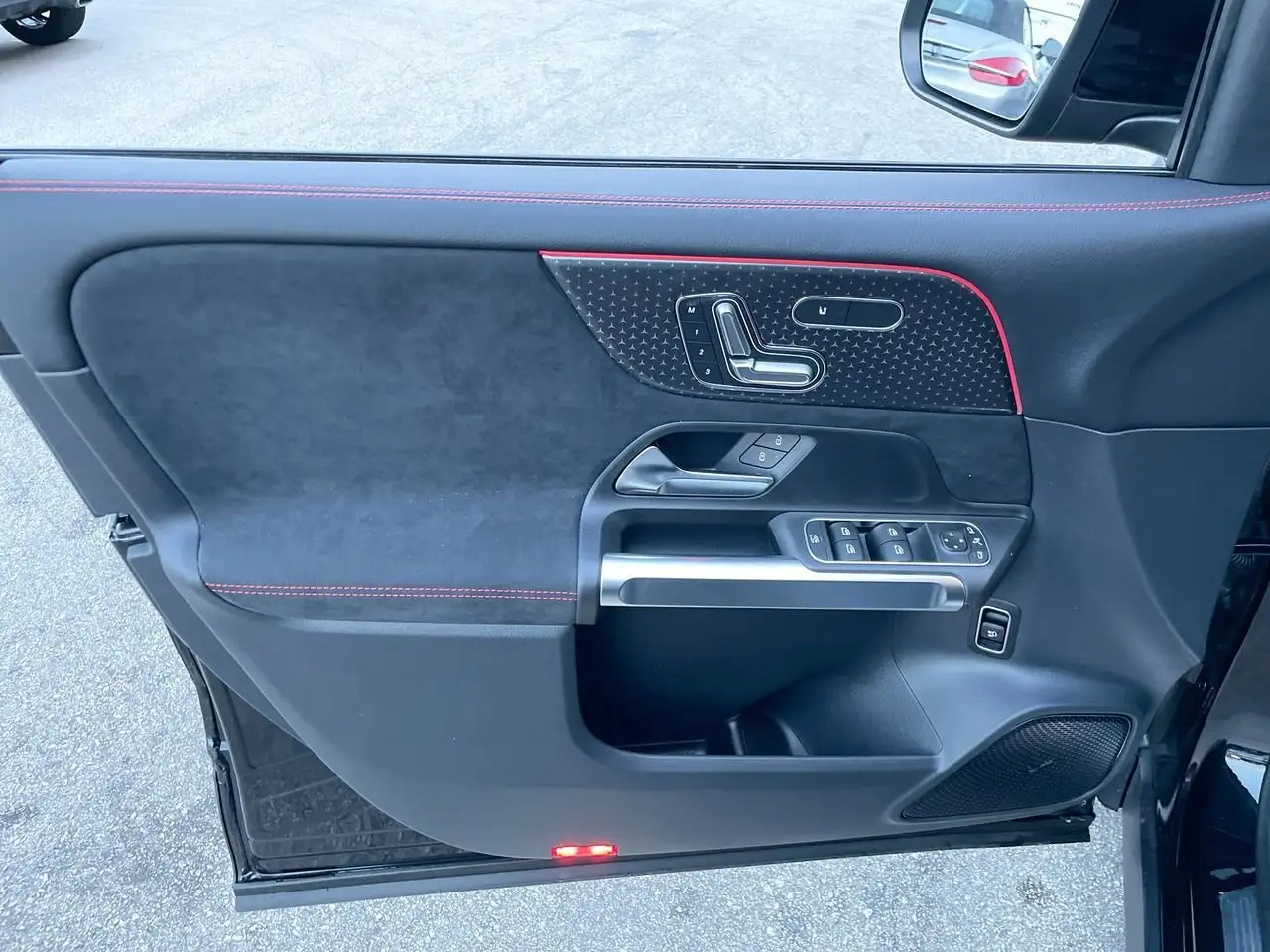 Mercedes-Benz GLB снимка Mercedes-Benz GLB