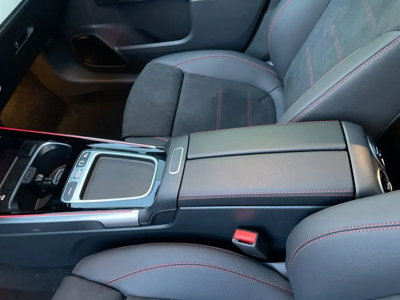 Mercedes-Benz GLB снимка Mercedes-Benz GLB