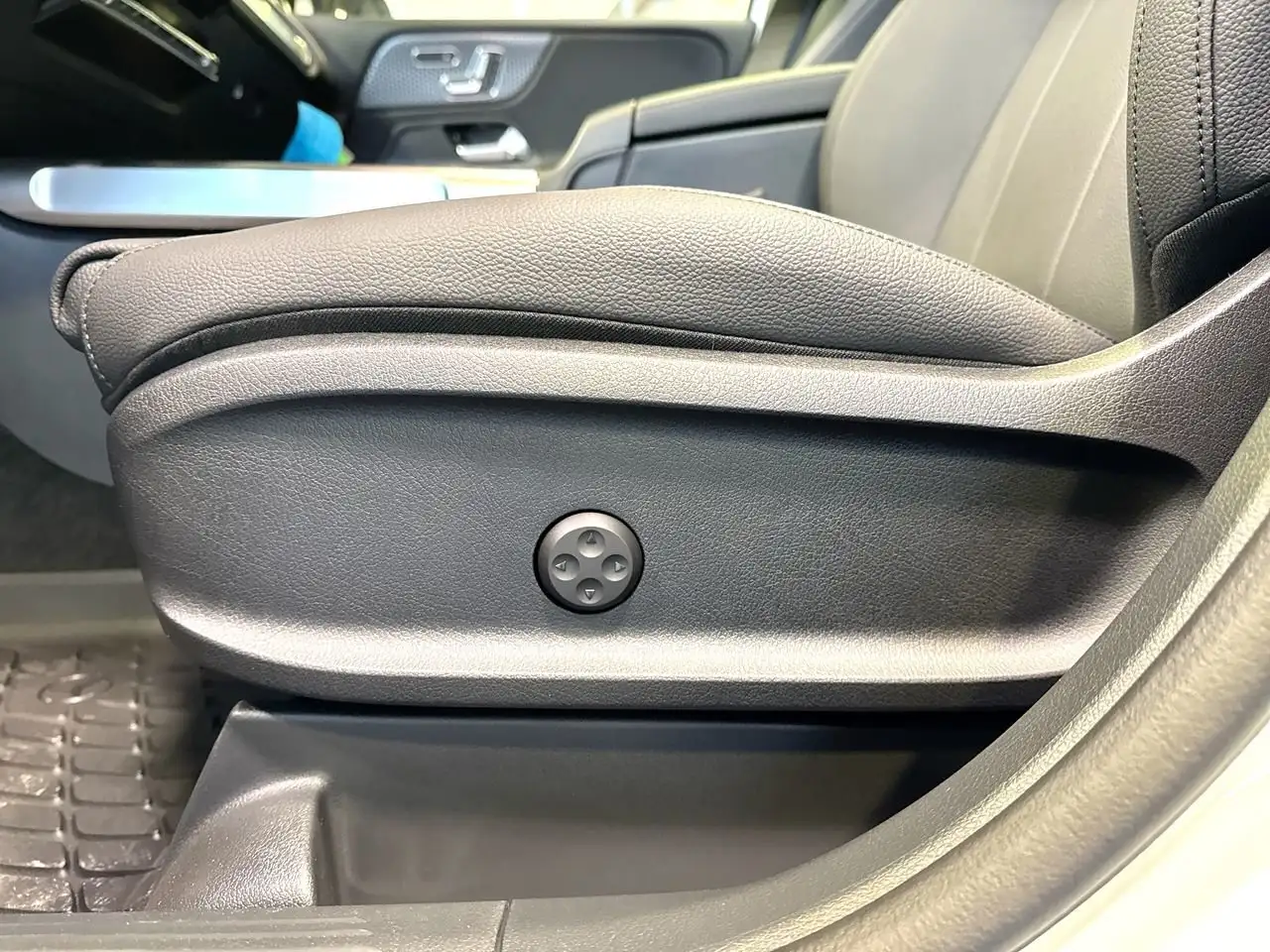 Mercedes-Benz GLB снимка Mercedes-Benz GLB