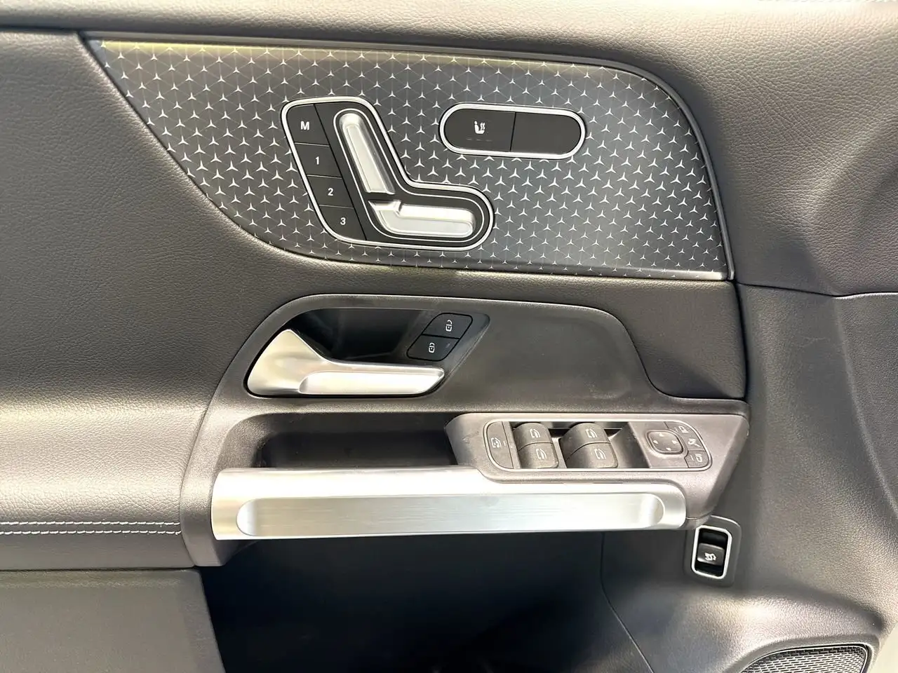 Mercedes-Benz GLB снимка Mercedes-Benz GLB