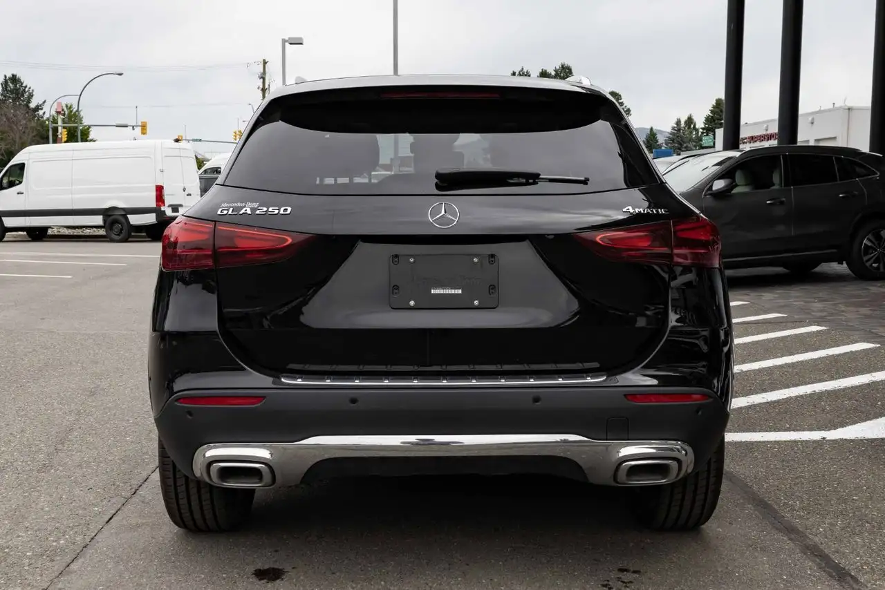 Mercedes-Benz GLA снимка Mercedes-Benz GLA