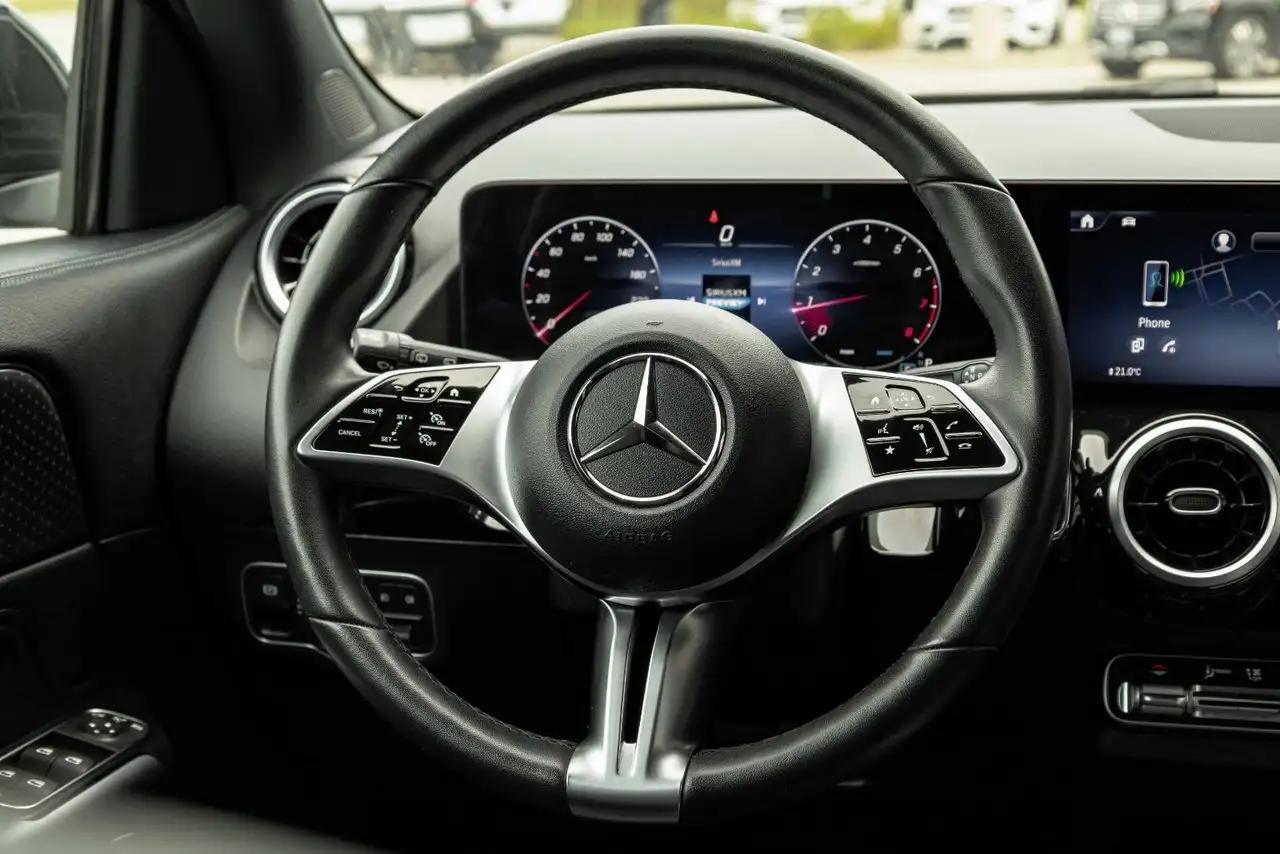Mercedes-Benz GLA снимка Mercedes-Benz GLA
