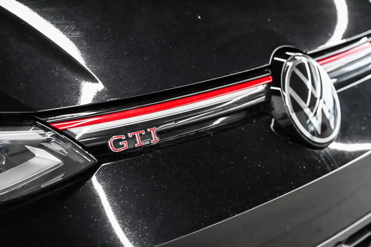 Volkswagen Golf GTI снимка Volkswagen Golf GTI