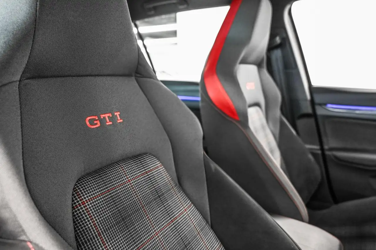 Volkswagen Golf GTI снимка Volkswagen Golf GTI
