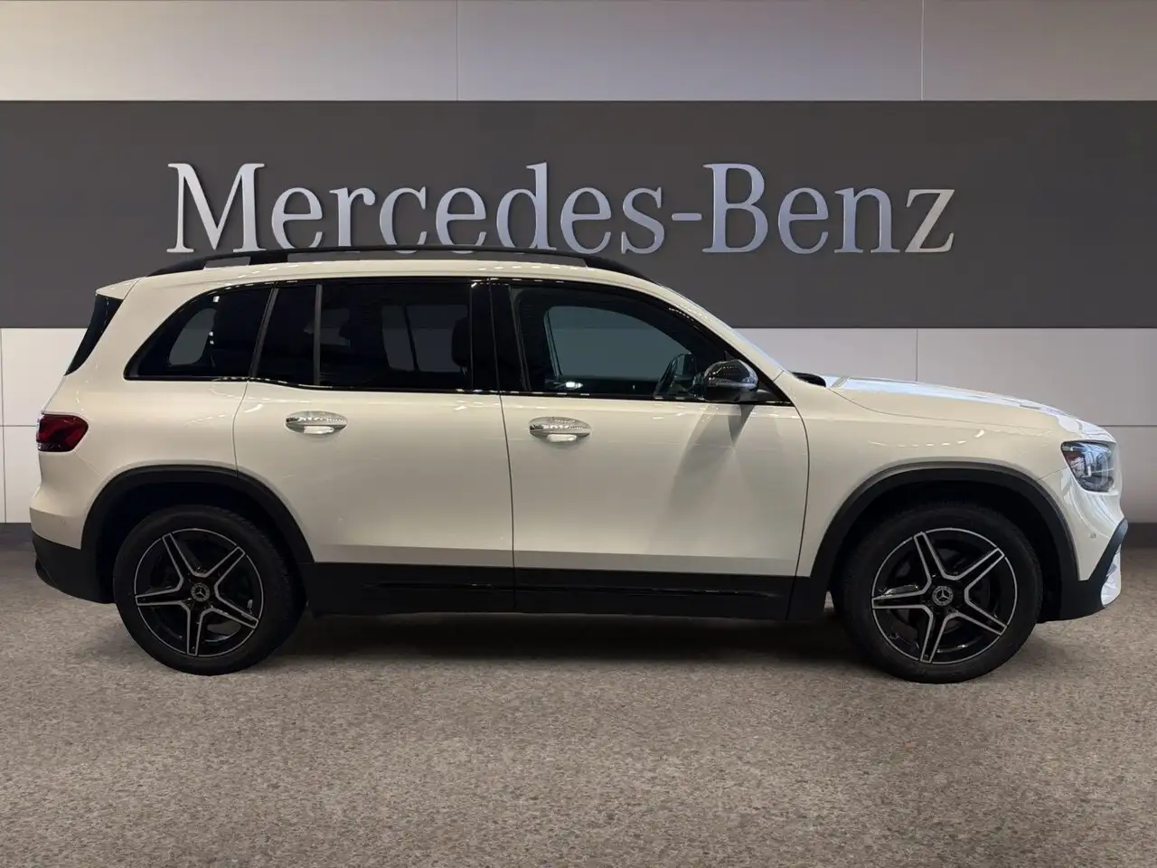 Mercedes-Benz GLB снимка Mercedes-Benz GLB