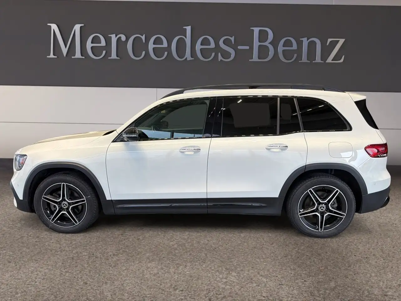Mercedes-Benz GLB снимка Mercedes-Benz GLB