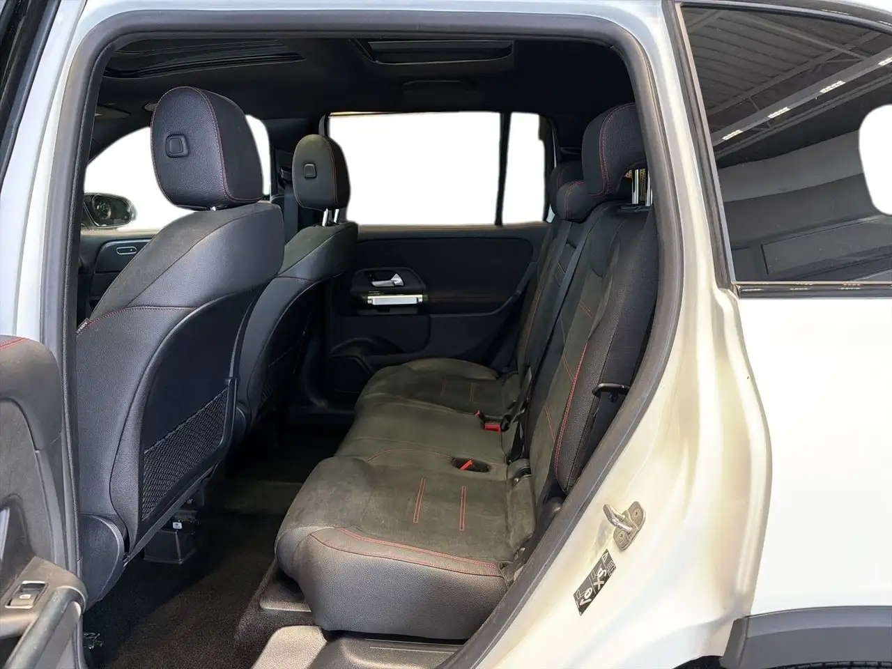 Mercedes-Benz GLB снимка Mercedes-Benz GLB