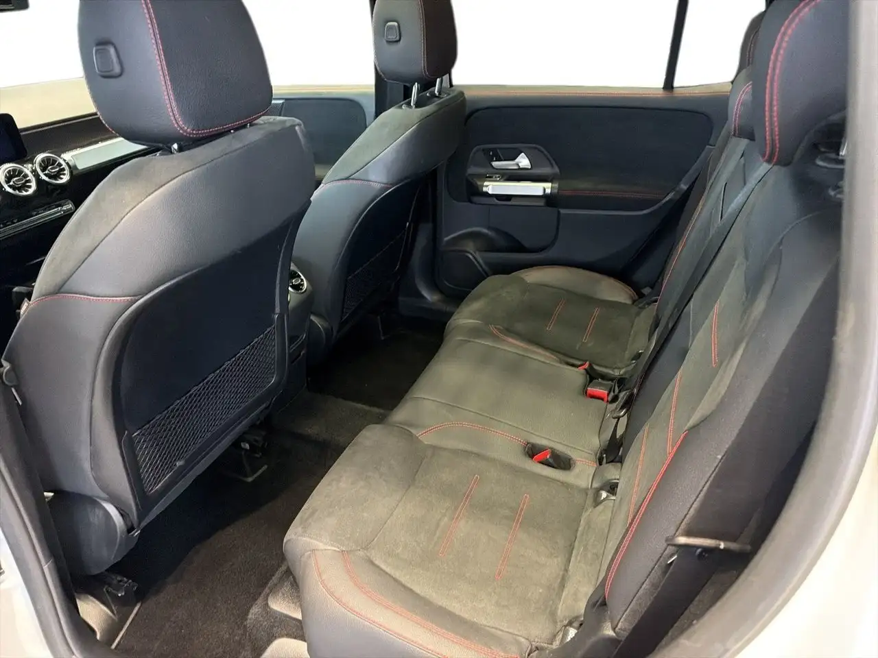 Mercedes-Benz GLB снимка Mercedes-Benz GLB