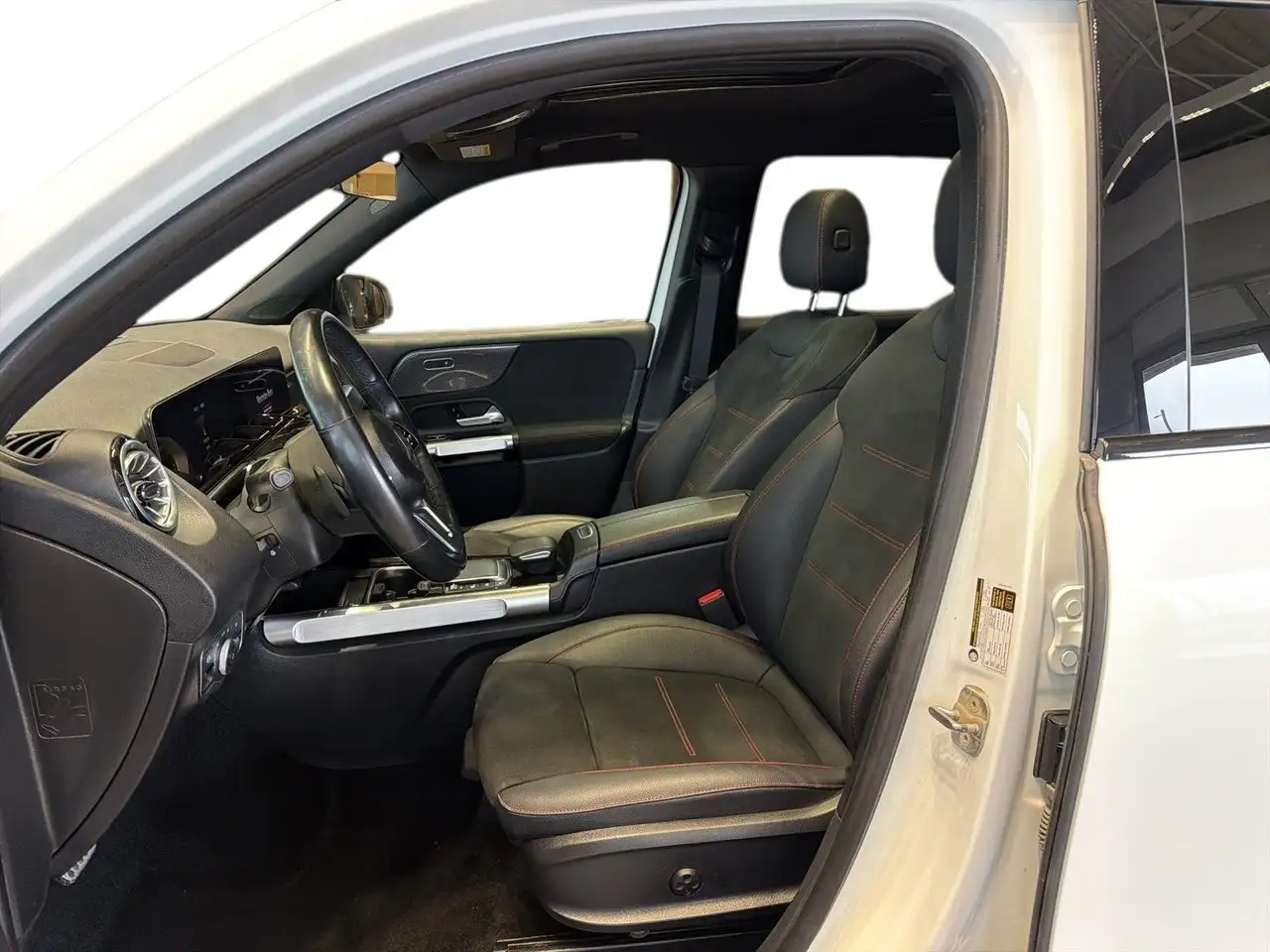Mercedes-Benz GLB снимка Mercedes-Benz GLB