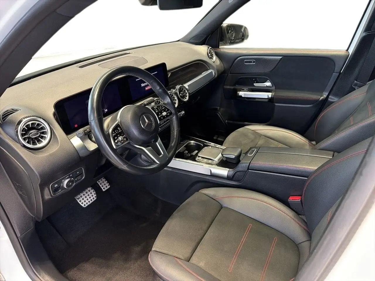 Mercedes-Benz GLB снимка Mercedes-Benz GLB