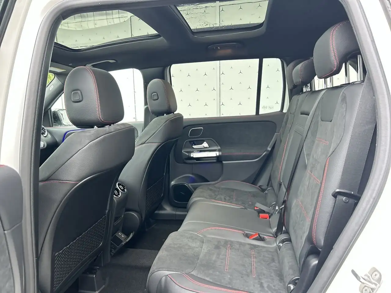 Mercedes-Benz GLB снимка Mercedes-Benz GLB