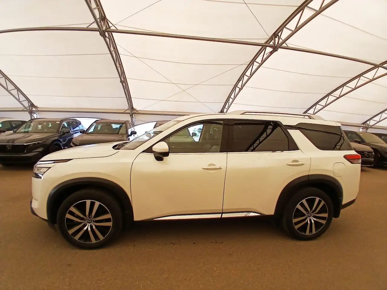 Nissan Pathfinder снимка Nissan Pathfinder