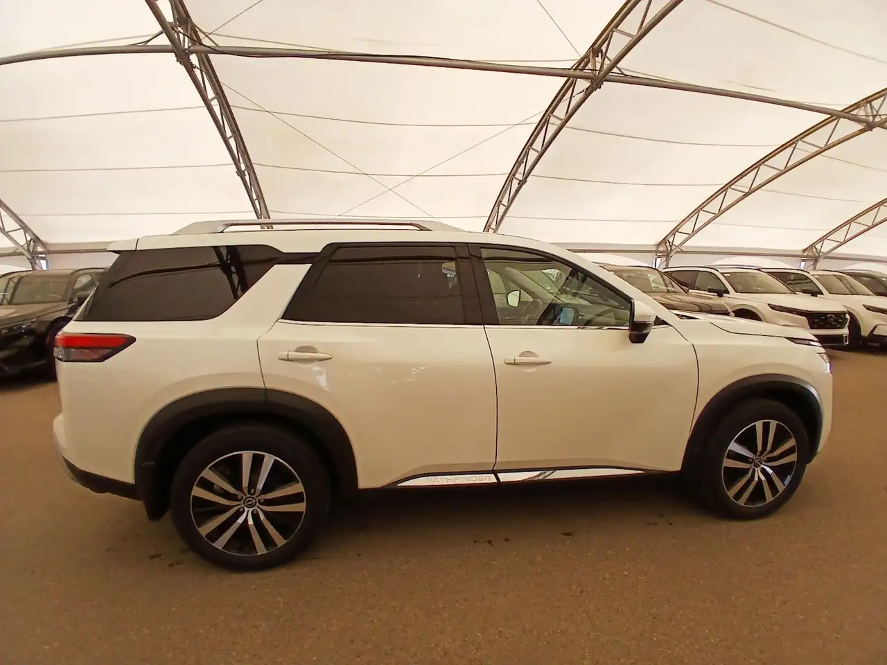 Nissan Pathfinder снимка Nissan Pathfinder