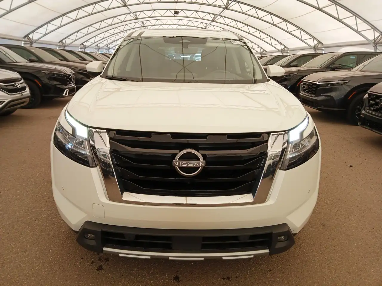 Nissan Pathfinder снимка Nissan Pathfinder