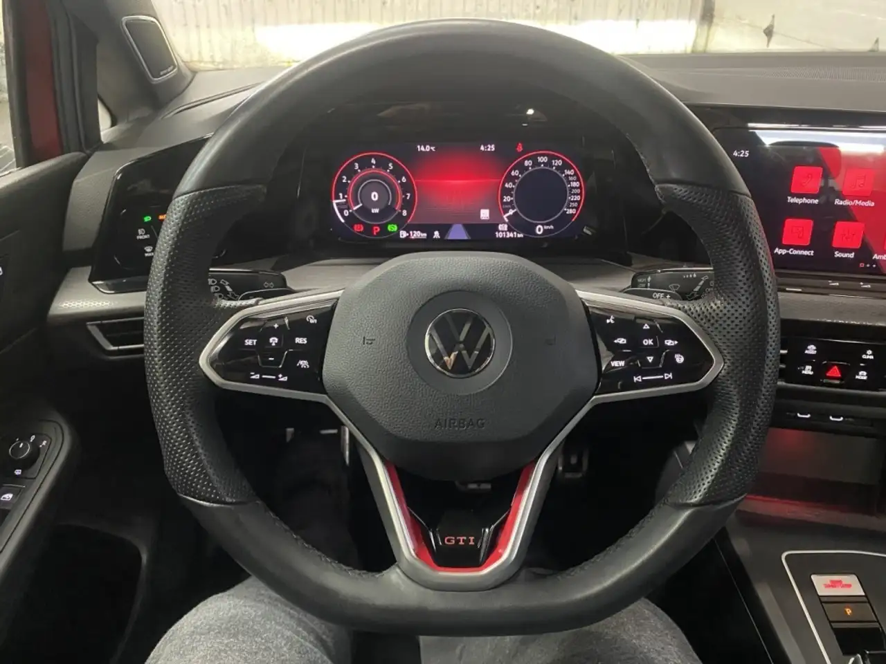 Volkswagen Golf GTI photo Volkswagen Golf GTI