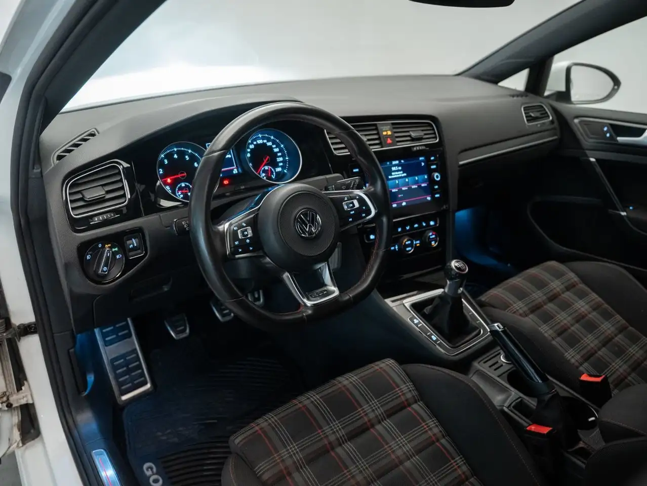 Volkswagen Golf GTI снимка Volkswagen Golf GTI