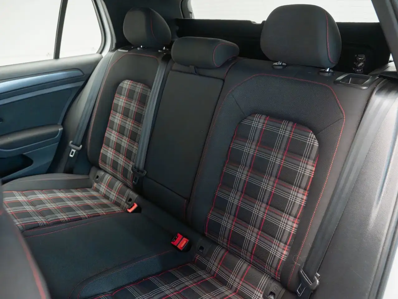 Volkswagen Golf GTI снимка Volkswagen Golf GTI